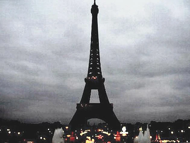 Tháp Eiffel hưởng ứng giờ Trái đất