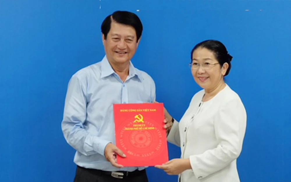 Đồng chí Võ Thị Dung trao quyết định nghỉ hưu cho đồng chí Lê Trọng Hiếu