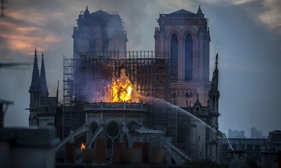 Lực lượng cứu hỏa nỗ lực dập lửa Nhà thờ Đức Bà Paris