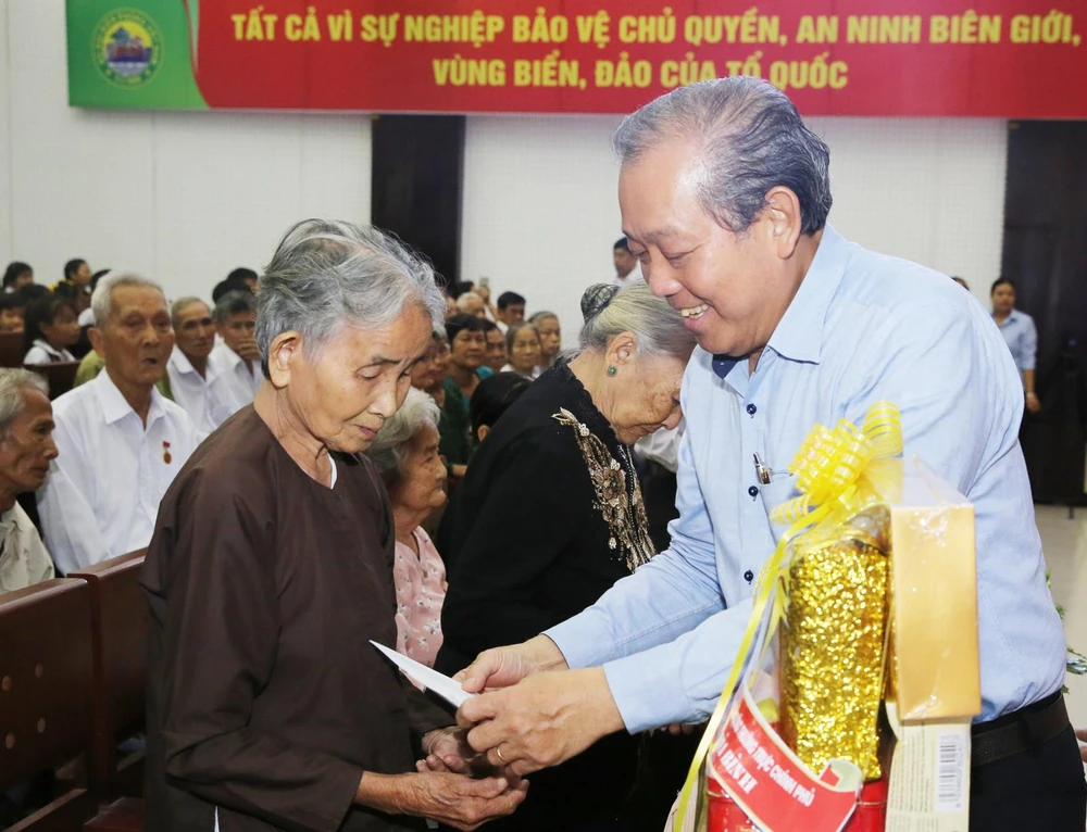 Phó Thủ tướng Thường trực Chính phủ Trương Hòa Bình tặng quà cho các Mẹ Việt Nam anh hùng tại tỉnh Bến Tre. Ảnh: VGP