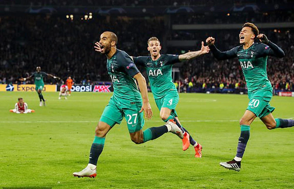 Lucas Moura (số 27) vui mừng sau khi ghi bàn thắng ấn định chiến thắng 3 - 2 cho Tottenham