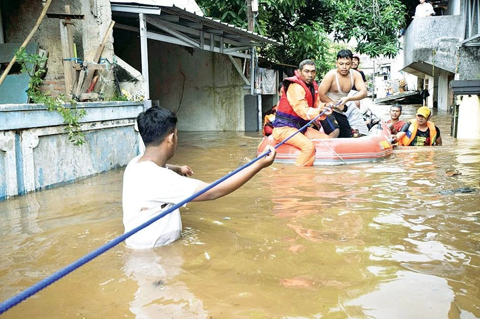 Người dân được sơ tán khỏi khu vực lũ lụt ở Jakarta, Indonesia. Ảnh Reuters