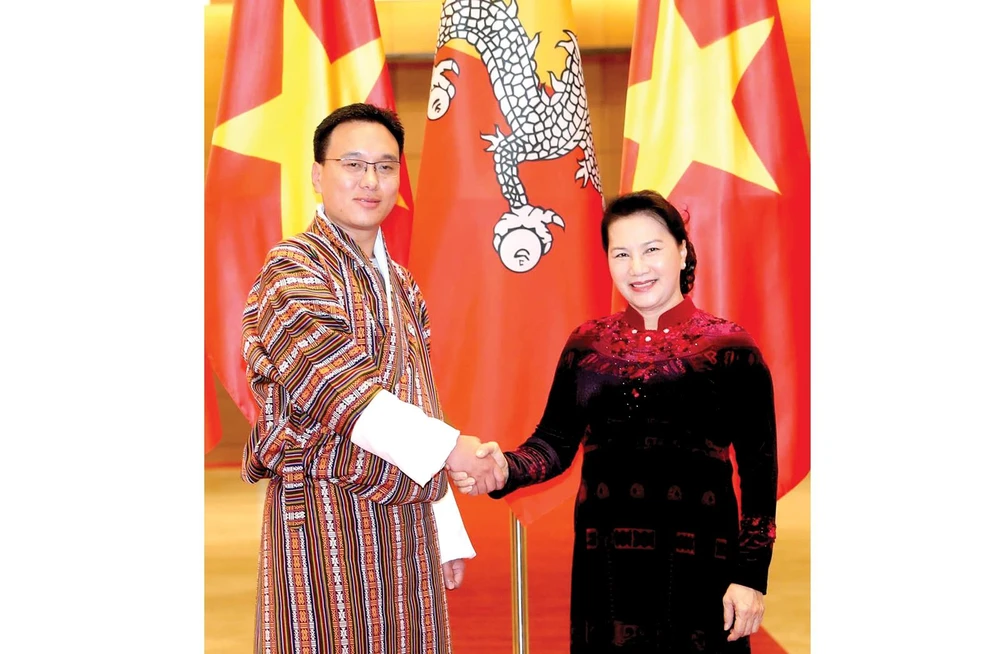 Chủ tịch Quốc hội Nguyễn Thị Kim Ngân đón Chủ tịch Thượng viện Vương quốc Bhutan Tashi Dorji. Ảnh: TTXVN