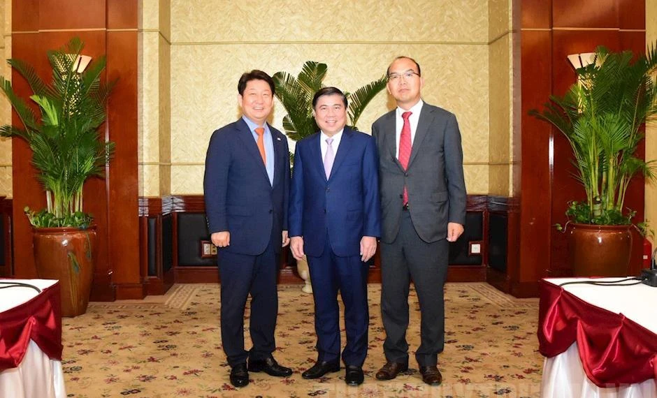 Chủ tịch UBND TPHCM Nguyễn Thành Phong tiếp ông Kwon Young Jin (bên trái) và ông Yoon Yong Jin (bên phải). Ảnh: hcmcpv