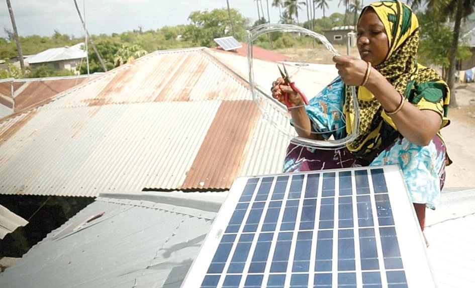 Phụ nữ Tanzania được đào tạo thành kỹ sư năng lượng