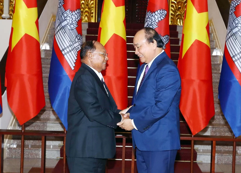 Thủ tướng Nguyễn Xuân Phúc tiếp Chủ tịch Quốc hội Vương quốc Campuchia Samdech Heng Samrin. Ảnh: TTXVN