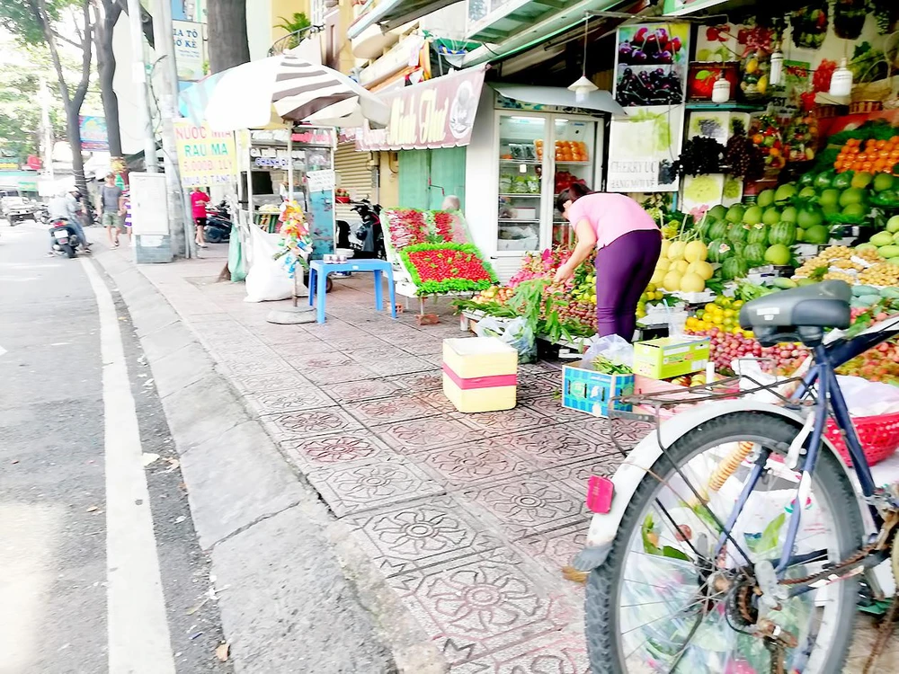 Lấn chiếm vỉa hè để bán hàng tại đường Trường Sa (quận Phú Nhuận)