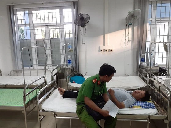 Công an lấy lời khai từ PV Trương Ngọc Minh tại bệnh viện