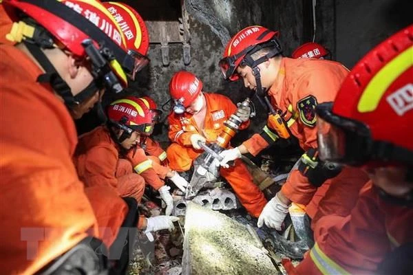 Lực lượng cứu hộ tìm kiếm các nạn nhân mắc kẹt trong trận động đất ở Nghi Tân, tỉnh Tứ Xuyên, Trung Quốc. Ảnh: THX/TTXVN