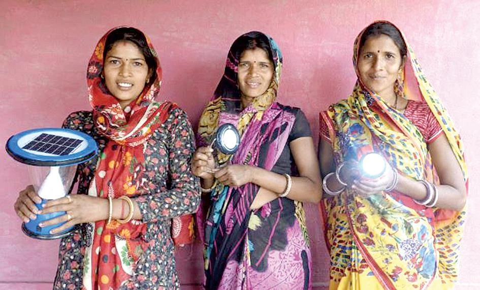 Phụ nữ Ấn Độ mang ánh sáng đến người nghèo