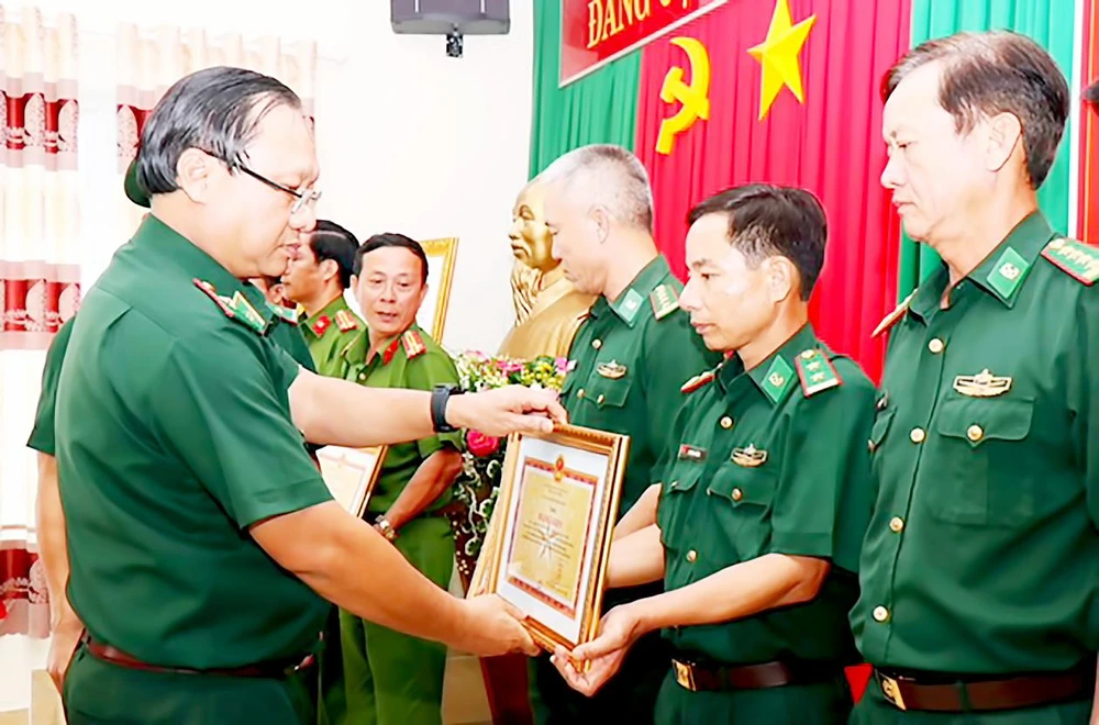 Thiếu tướng Nguyễn Hoài Phương tặng bằng khen cho 10 đơn vị có thành tích xuất sắc trong đấu tranh phòng chống ma túy