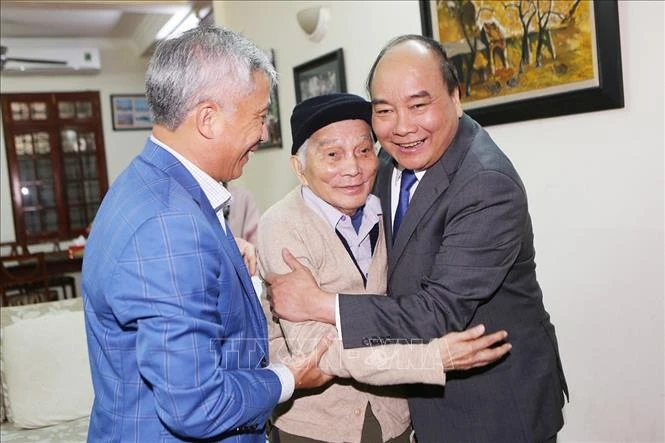 Thủ tướng Nguyễn Xuân Phúc thăm và chúc Tết Giáo sư Hoàng Tụy. Ảnh: TTXVN