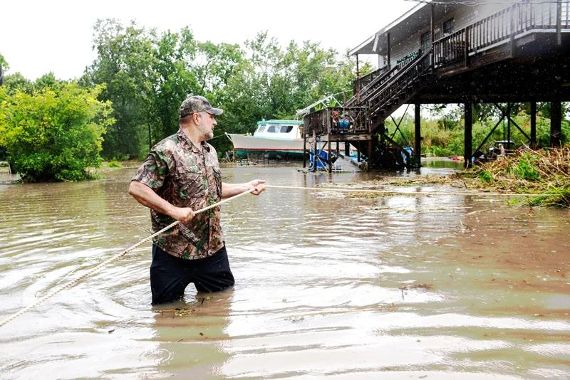 Mưa lớn gây lụt ở Louisiana (Mỹ) hôm 15-7. Ảnh: New York Times