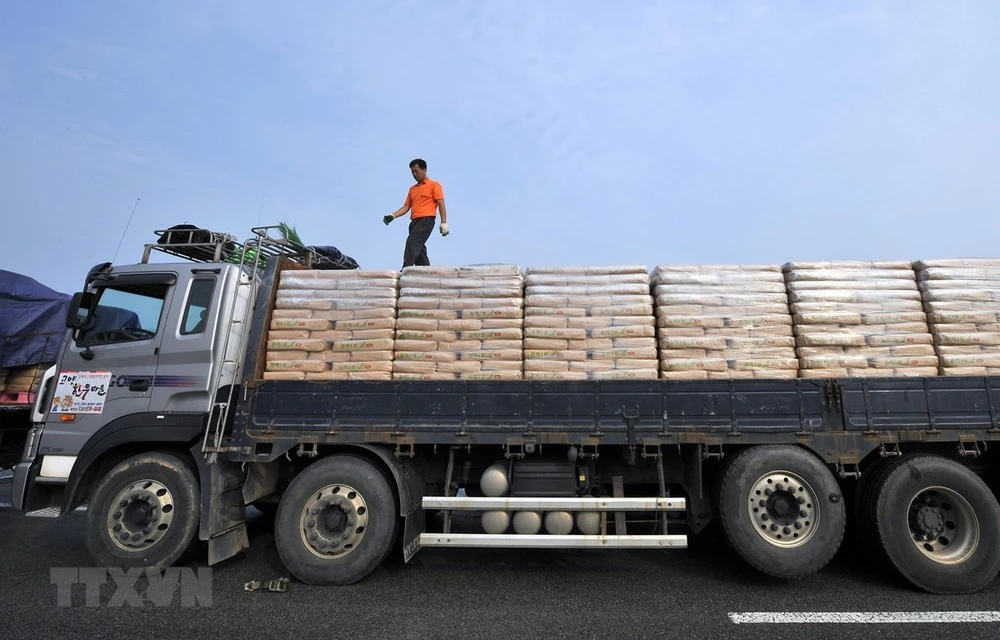 Xe tải của Hàn Quốc chở bột mì viện trợ cho Triều Tiên. Ảnh: TTXVN