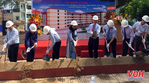 Nghi thức khởi công công trình nâng cấp mở rộng Trường phổ thông đặc biệt Nguyễn Đình Chiểu. Ảnh: VOH