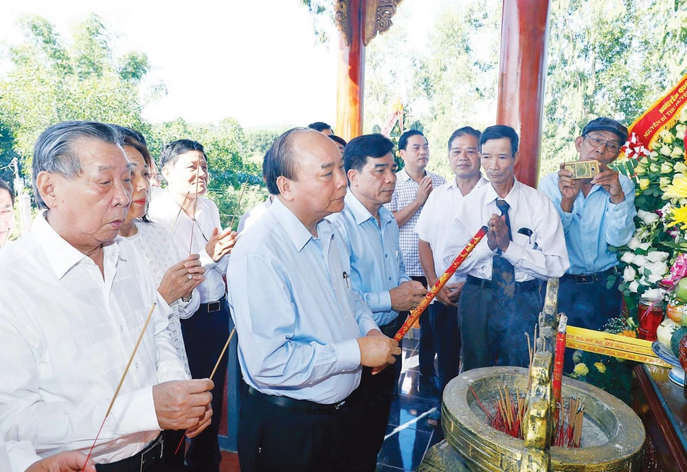 Thủ tướng Nguyễn Xuân Phúc dâng hương tri ân các Anh hùng liệt sĩ tại thôn Phương Nghệ (tỉnh Quảng Nam). Ảnh: TTXVN