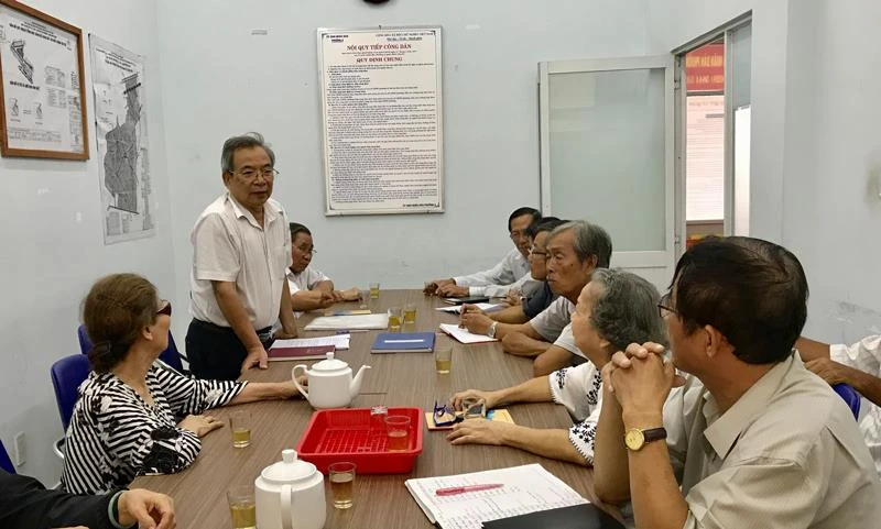 Chi bộ khu phố 1, phường 6 quận Bình Thạnh, có 3 đảng viên là cán bộ, công chức phường đang sinh hoạt định kỳ