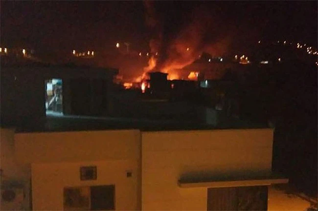 Máy bay quân sự của Pakistan rơi xuống khu dân cư gần TP Rawalpindi. Ảnh: Dunya News