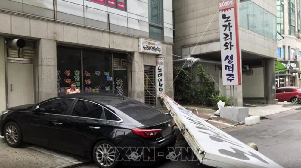 Biển hiệu bị rơi sau khi bão Lingling đổ bộ vào Goyang, Hàn Quốc ngày 7-9. Ảnh: Yonhap/TTXVN