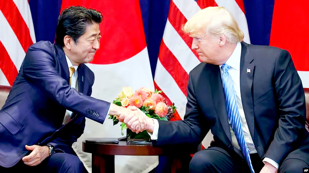 Cuộc gặp giữa Thủ tướng Shinzo Abe và Tổng thống Donald Trump được kỳ vọng mang lại tín hiệu thuận lợi cho kinh tế (ảnh minh họa của Reuters)