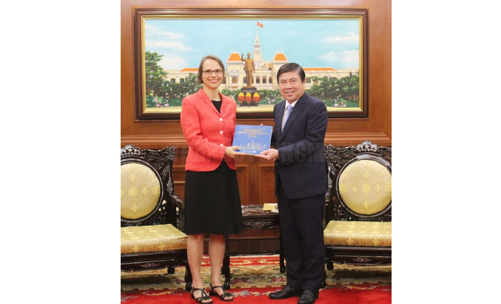 Chủ tịch UBND TPHCM Nguyễn Thành Phong tặng quyển sách về TPHCM cho Tổng Lãnh sự CHLB Đức tại TPHCM Josefine Wallat. Ảnh: hcmcpv