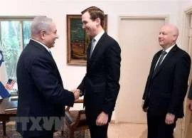 Cố vấn Nhà Trắng Jared Kushner (giữa) và Đặc phái viên của Tổng thống Mỹ về Trung Đông Jason Greenblatt (phải) trong cuộc gặp Thủ tướng Israel Benjamin Netanyahu tại Jerusalem