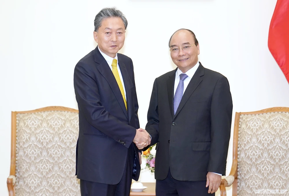 Thủ tướng Nguyễn Xuân Phúc tiếp Viện trưởng Viện Nghiên cứu Đông Á, ông Hatoyama Yukio. Ảnh: VGP
