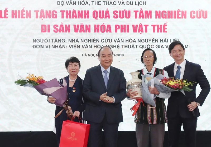 Thủ tướng Nguyễn Xuân Phúc tặng quà gia đình nhà nghiên cứu Nguyễn Hải Liên