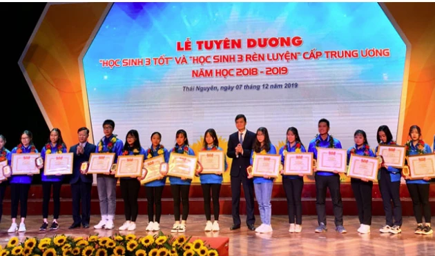 Các học sinh đạt danh hiệu "Học sinh 3 tốt" cấp trung ương năm học 2018-2019 nhận Bằng khen của Trung ương Đoàn Thanh niên Cộng sản Hồ Chí Minh. Ảnh: Hanoimoi
