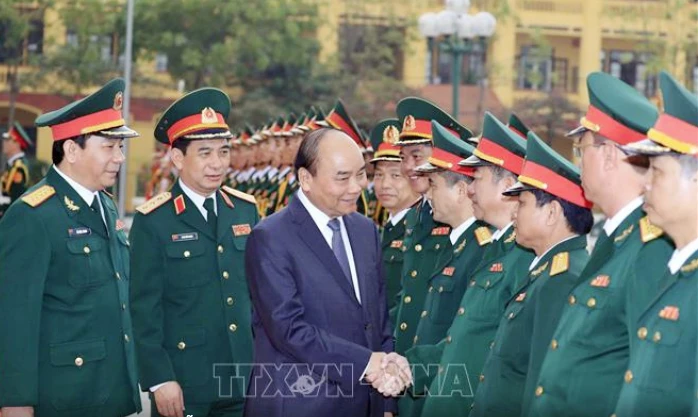 Thủ tướng Nguyễn Xuân Phúc với các cán bộ, sỹ quan chỉ huy Bộ Tư lệnh Binh chủng Tăng thiết giáp. Ảnh: TTXVN