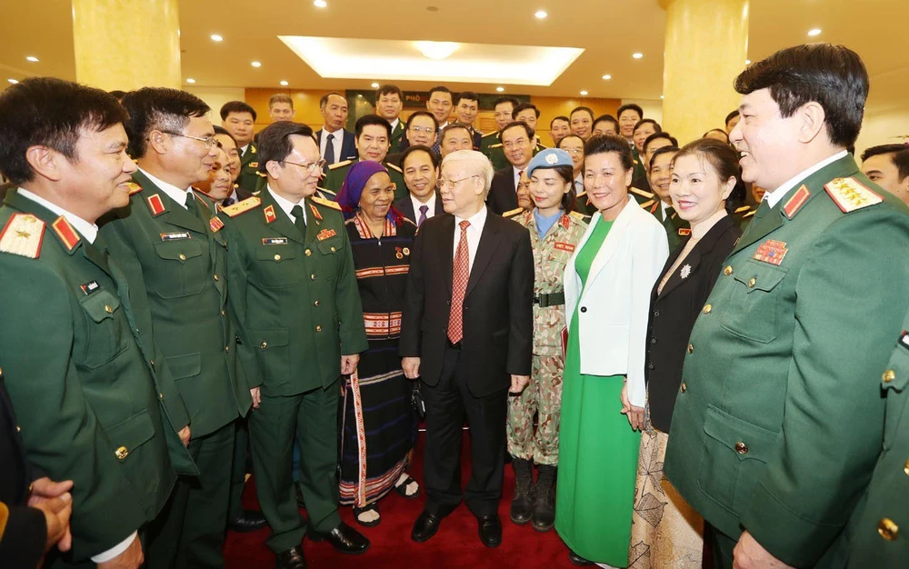 Đồng chí Nguyễn Phú Trọng trao đổi với các đại biểu điển hình tiên tiến toàn quốc trong xây dựng nền quốc phòng toàn dân vững mạnh giai đoạn 2009-2019. Ảnh: TTXVN