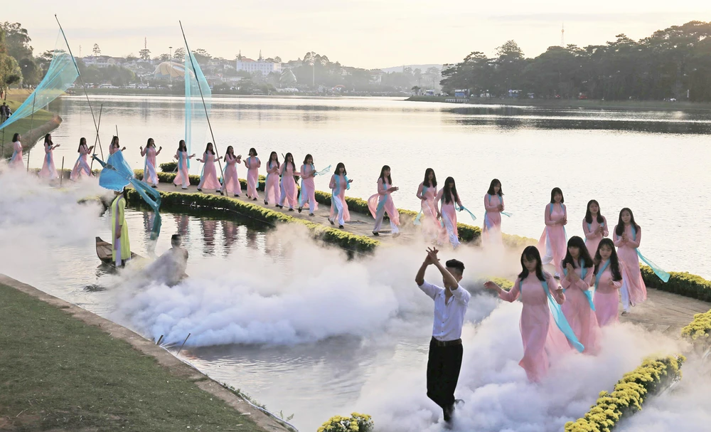 Trình diễn trang phục tơ lụa trên mặt hồ Xuân Hương