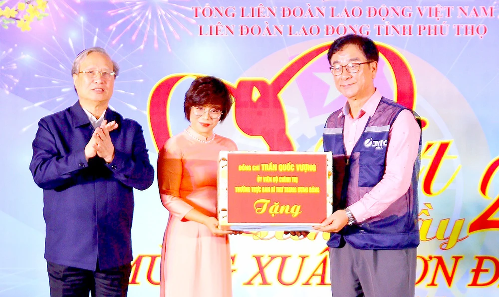 Đồng chí Trần Quốc Vượng tặng quà tết Công ty JNTC VINA. Ảnh: TTXVN