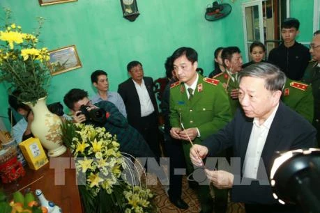 Đại tướng Tô Lâm, Bộ trưởng Bộ Công an thắp hương chia buồn sự mất mát của thân nhân Thượng tá Nguyễn Huy Thịnh. Ảnh: TTXVN