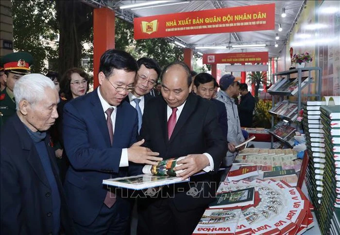 Thủ tướng Nguyễn Xuân Phúc thăm Triển lãm sách "Kỷ niệm 90 năm Ngày thành lập Đảng Cộng sản Việt Nam". Ảnh: Thống Nhất/TTXVN