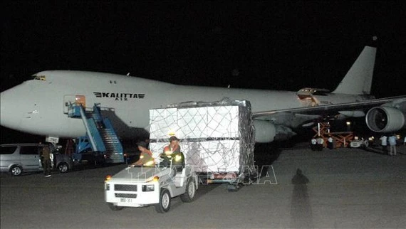 Máy bay chở hàng viện trợ tới sân bay Bình Nhưỡng, Triều Tiên