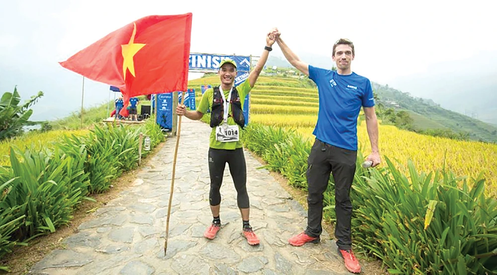 Quang Trần (trái) là gương mặt quen thuộc ở các đường đua marathon có chiều dài “khủng”. Ảnh: NVCC