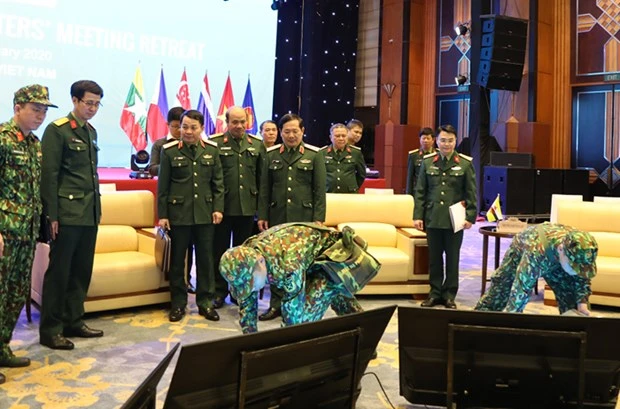 Trung tướng Lê Huy Vịnh kiểm tra công tác bảo đảm y tế, an ninh chuẩn bị cho ADMM Hẹp. Ảnh: mod.gov.vn