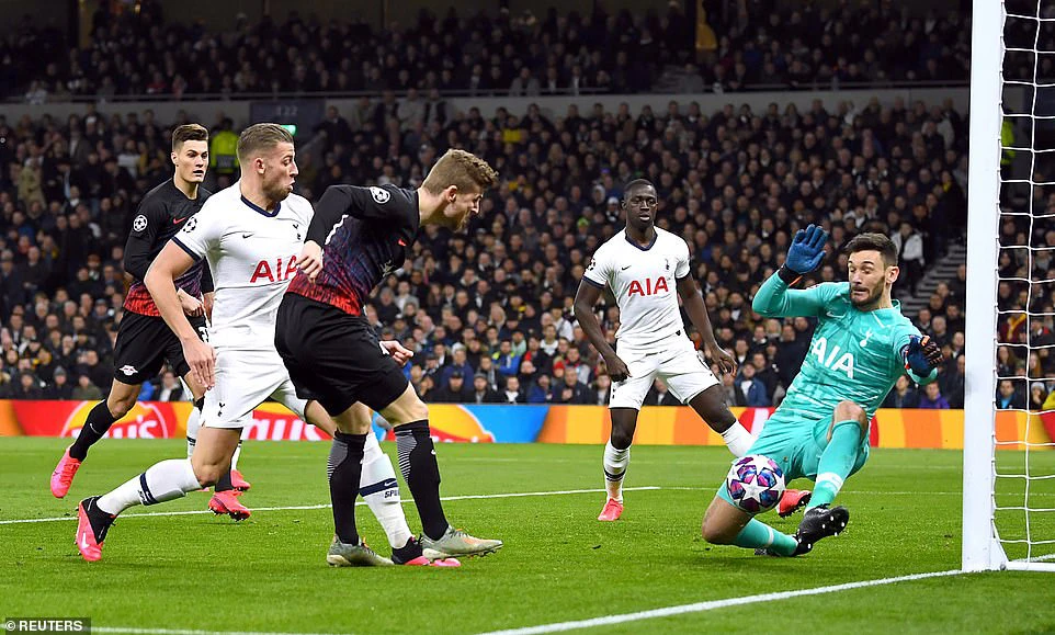 Thủ môn Hugo Lloris của Tottenham vất vả cản phá cú dứt điểm của tiền đạo Timo Werner (áo đỏ đen). Ảnh: Reuters