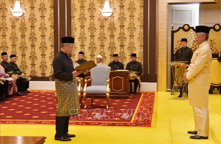 Chủ tịch điều hành đảng Bersatu Muhyiddin Yassin nhậm chức Thủ tướng thứ tám của Malaysia tại Hoàng cung trước Quốc vương Abdullah Sultan Ahmad Shah. Ảnh: TTXVN