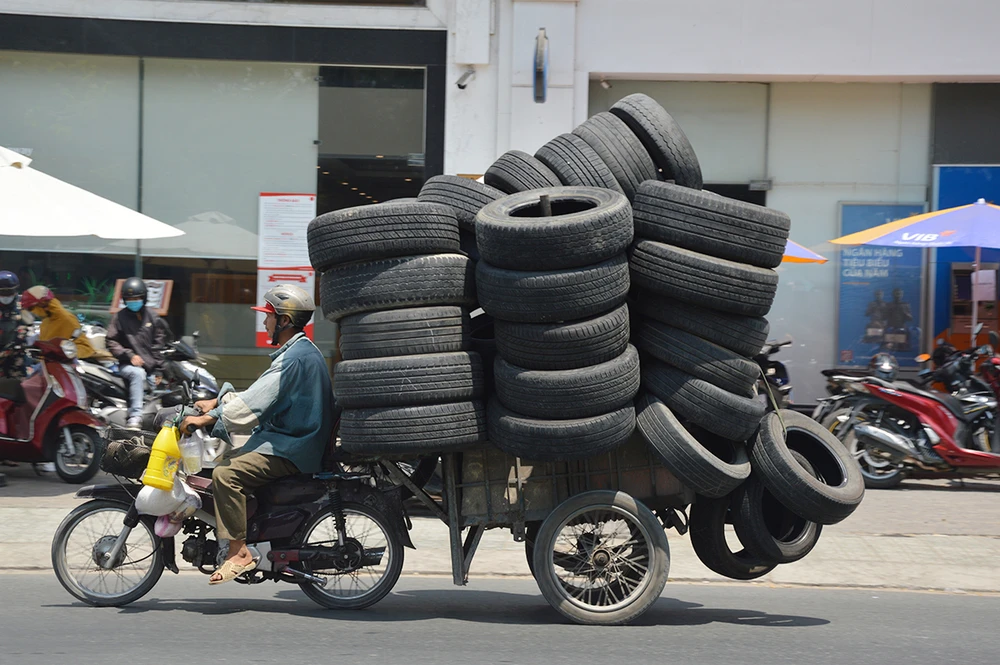 Xe máy kéo rơ moóc chở hàng cồng kềnh, quá tải chạy trên đường Phan Văn Trị, quận Gò Vấp
