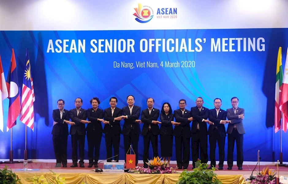Trưởng đoàn SOM các nước ASEAN chụp ảnh tại hội nghị. Ảnh: TTXVN