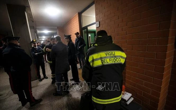 Cảnh sát điều tra tại hiện trường một vụ nổ bom thư tại Italy. Ảnh tư liệu: ANSA/TTXVN
