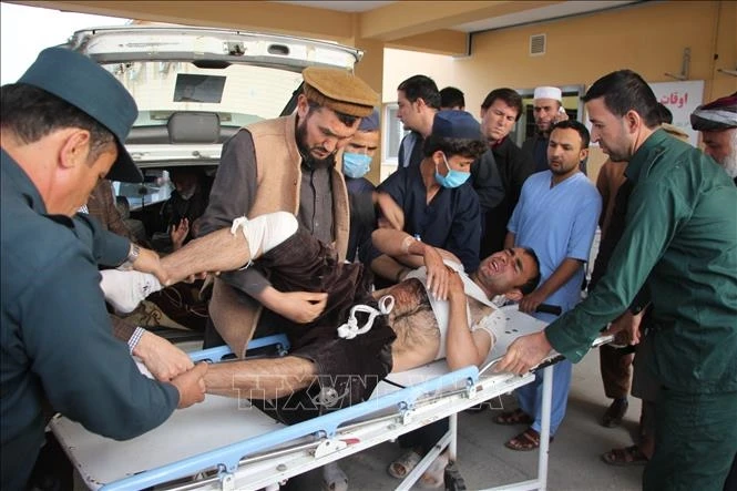 Tình nguyện viên người Afghanistan chuyển người bị thương trong một vụ tấn công bằng bom tại Taloqan, tỉnh Takhar. Ảnh: AFP/TTXVN