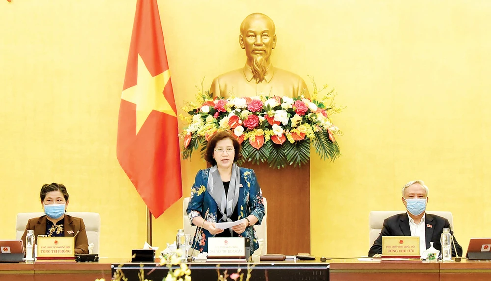 Chủ tịch Quốc hội Nguyễn Thị Kim Ngân chủ trì và phát biểu bế mạc Phiên họp thứ 43 của Ủy ban Thường vụ Quốc hội. Ảnh: TTXVN
