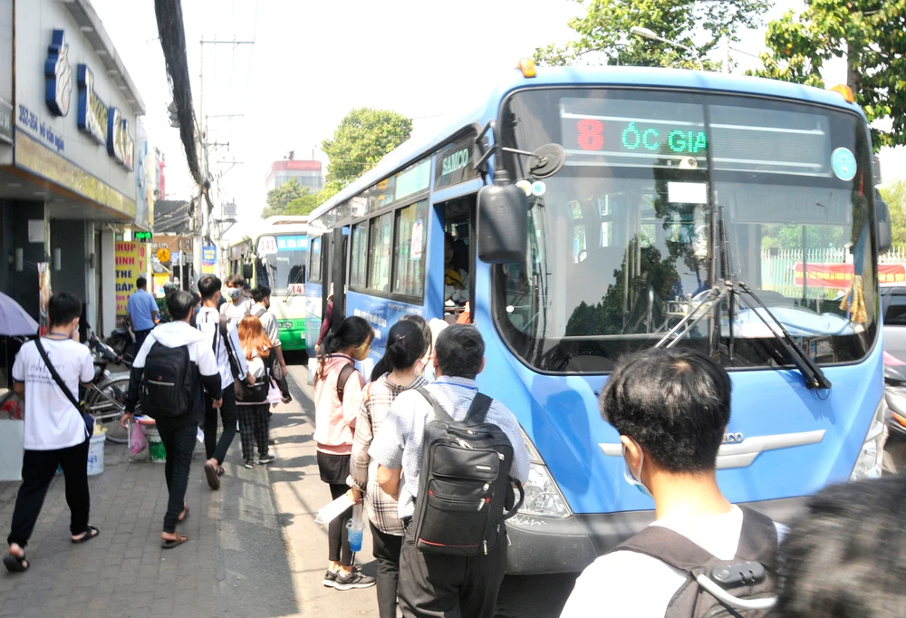 Hình thành thói quen đi xe buýt để kéo giảm ô nhiễm khí thải tại TPHCM. Ảnh: CAO THĂNG