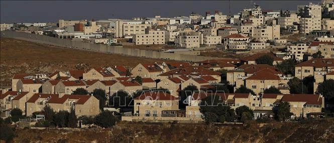 Toàn cảnh Khu định cư Do Thái Pisgat Zeev (cận cảnh) và khu định cư Anata của người Palestine ở Jerusalem. Ảnh tư liệu: AFP/TTXVN