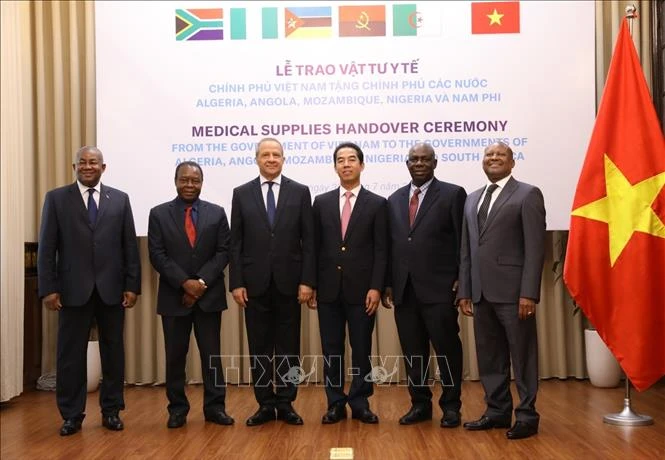 Thứ trưởng Bộ Ngoại giao Tô Anh Dũng với các Đại sứ, đại diện Đại sứ quán các nước Algeria, Angola, Mozambique, Nigeria và Nam Phi tại Việt Nam. Ảnh: Văn Điệp/TTXVN
