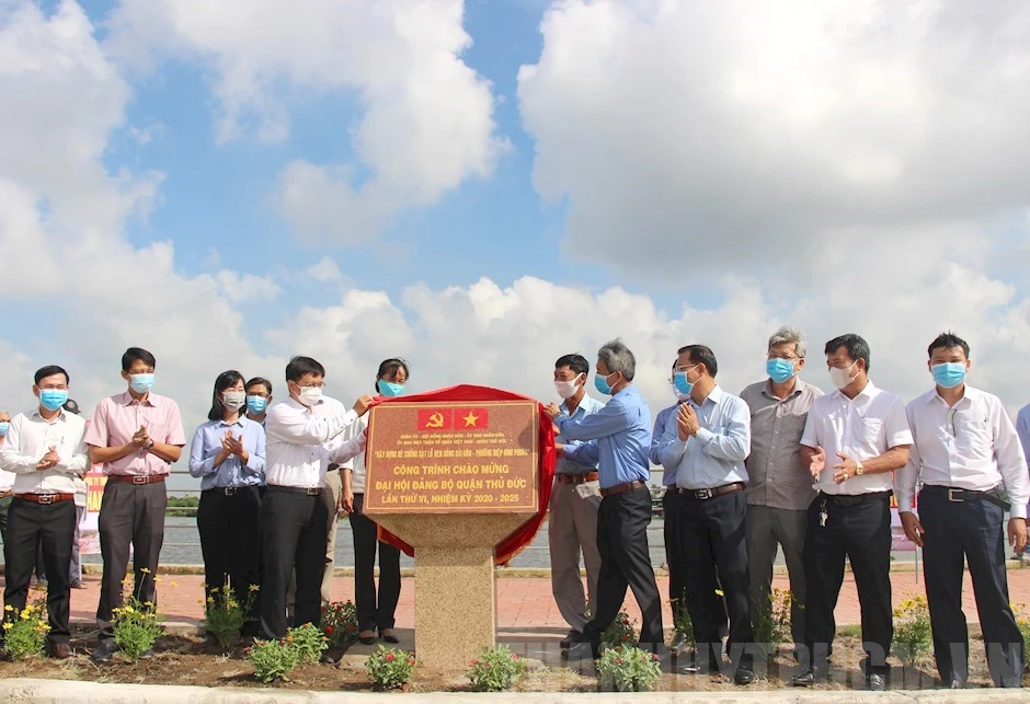 Các đồng chí lãnh đạo quận Thủ Đức thực hiện nghi thức công bố hoàn thành bờ kè sông Sài Gòn (đoạn Khu phố 5, phường Hiệp Bình Phước). Ảnh: hcmcpv
