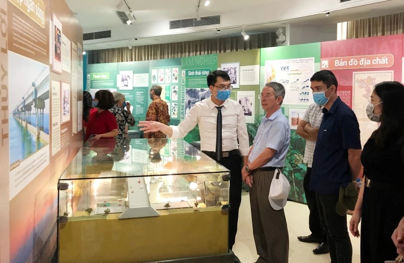 Khu trưng bày 14 công trình được trao giải thưởng Hồ Chí Minh của các nhà khoa học Việt Nam thu hút đông đảo người xem
